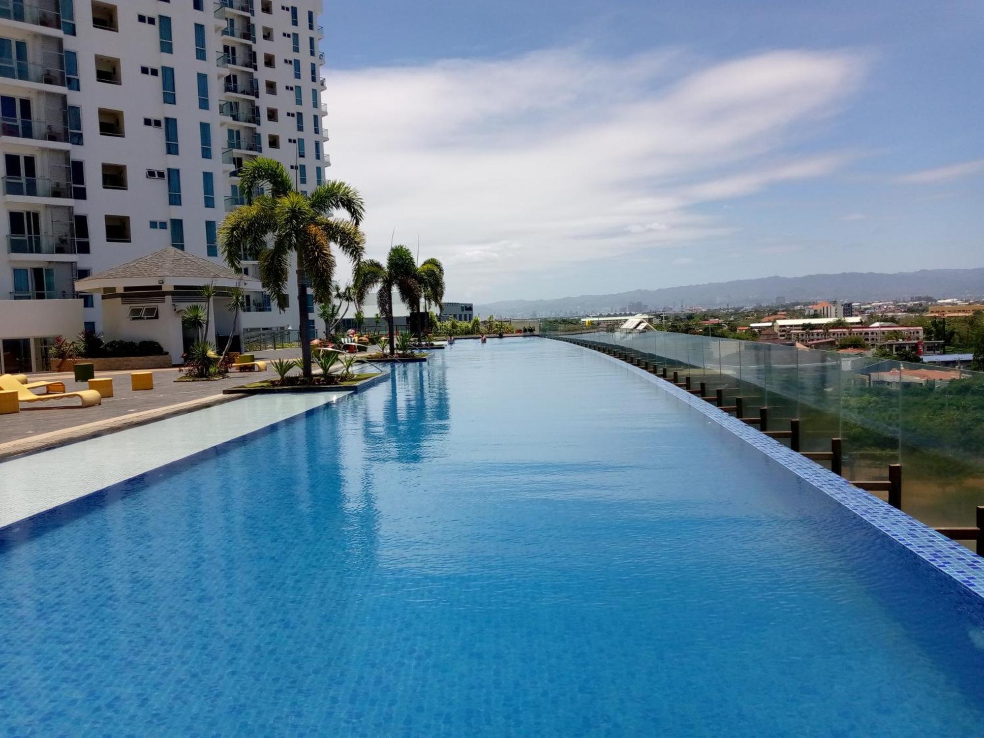 Mactan Newtown 8 Boulevard Deluxe Punta Engano  Exterior photo