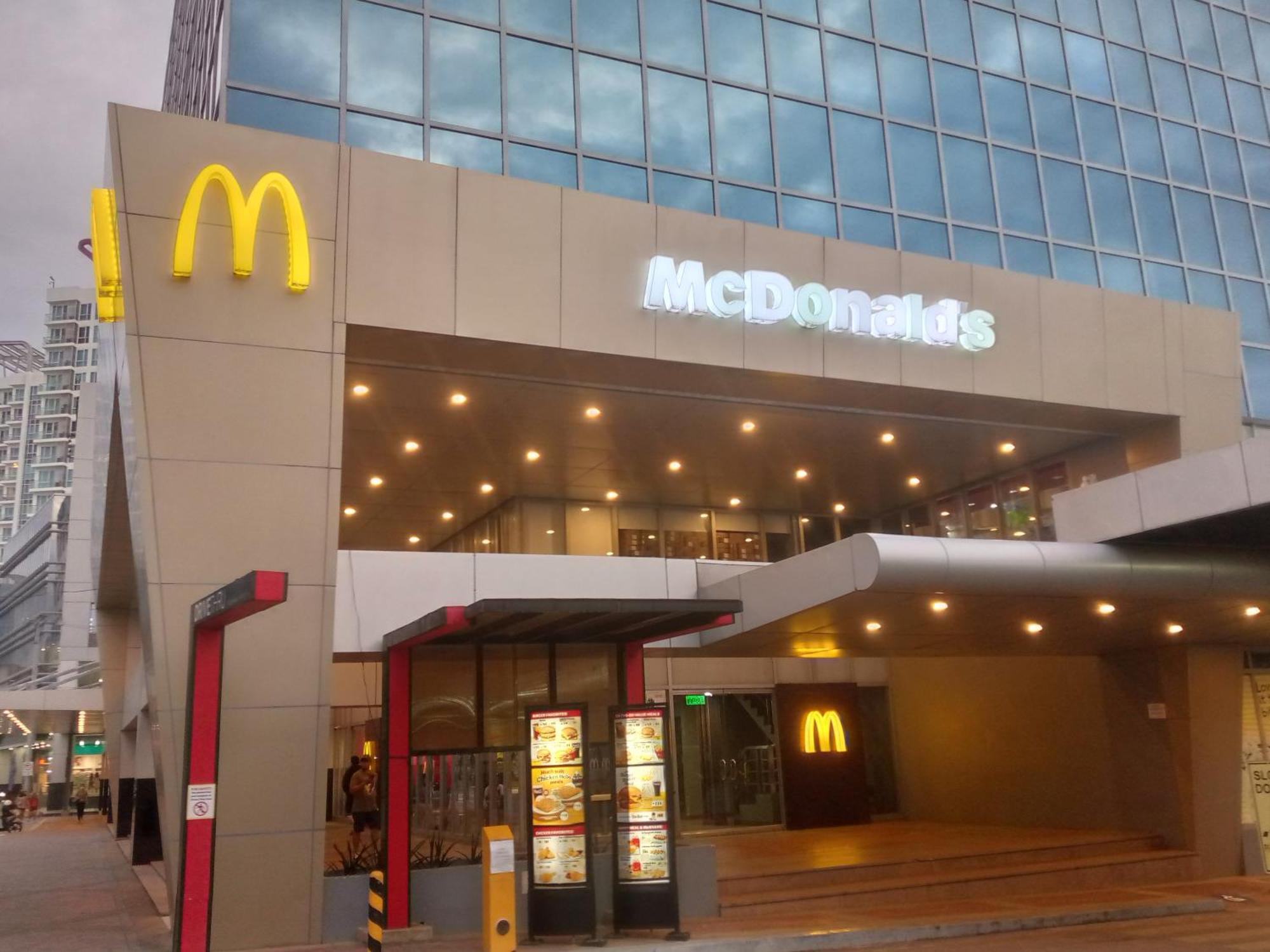 Mactan Newtown 8 Boulevard Deluxe Punta Engano  Exterior photo
