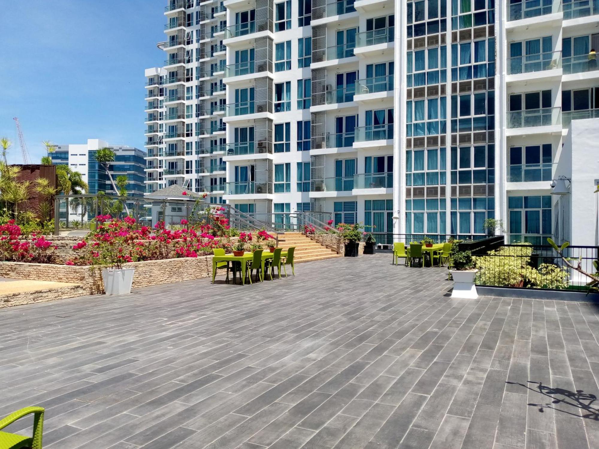 Mactan Newtown 8 Boulevard Deluxe Punta Engano  Exterior photo