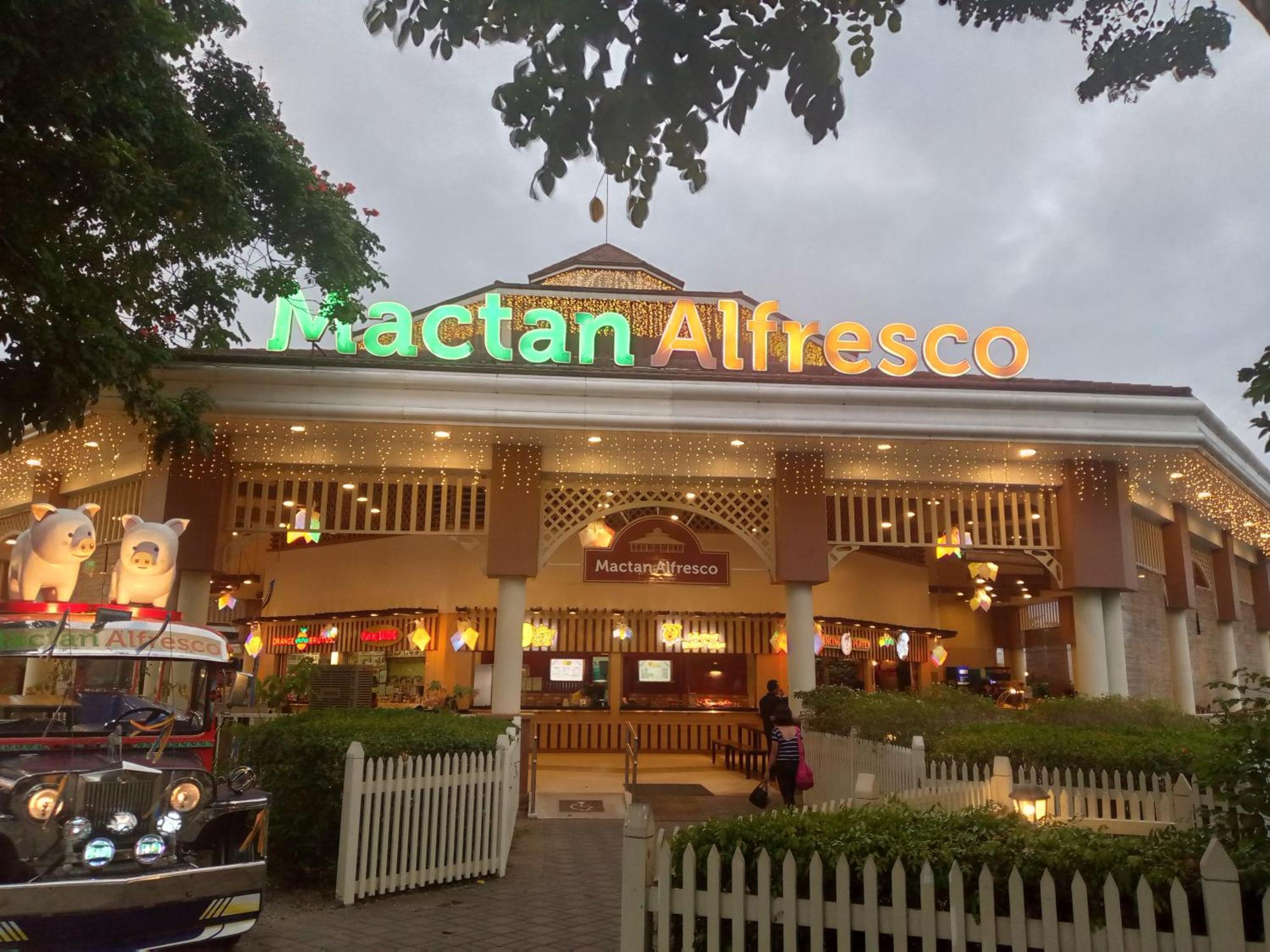 Mactan Newtown 8 Boulevard Deluxe Punta Engano  Exterior photo