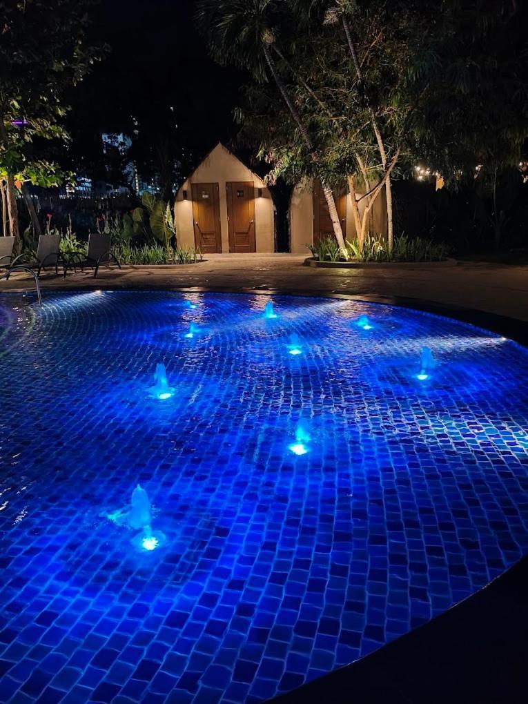 Mactan Newtown 8 Boulevard Deluxe Punta Engano  Exterior photo