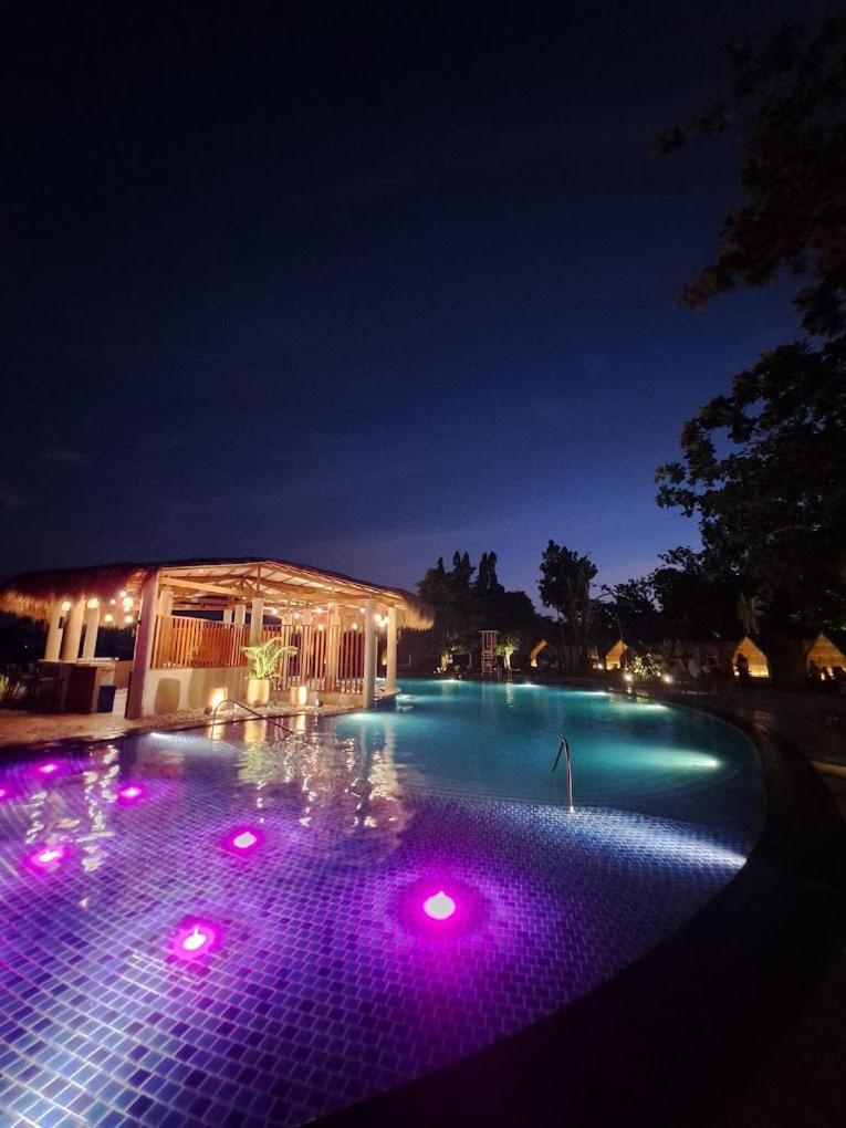 Mactan Newtown 8 Boulevard Deluxe Punta Engano  Exterior photo